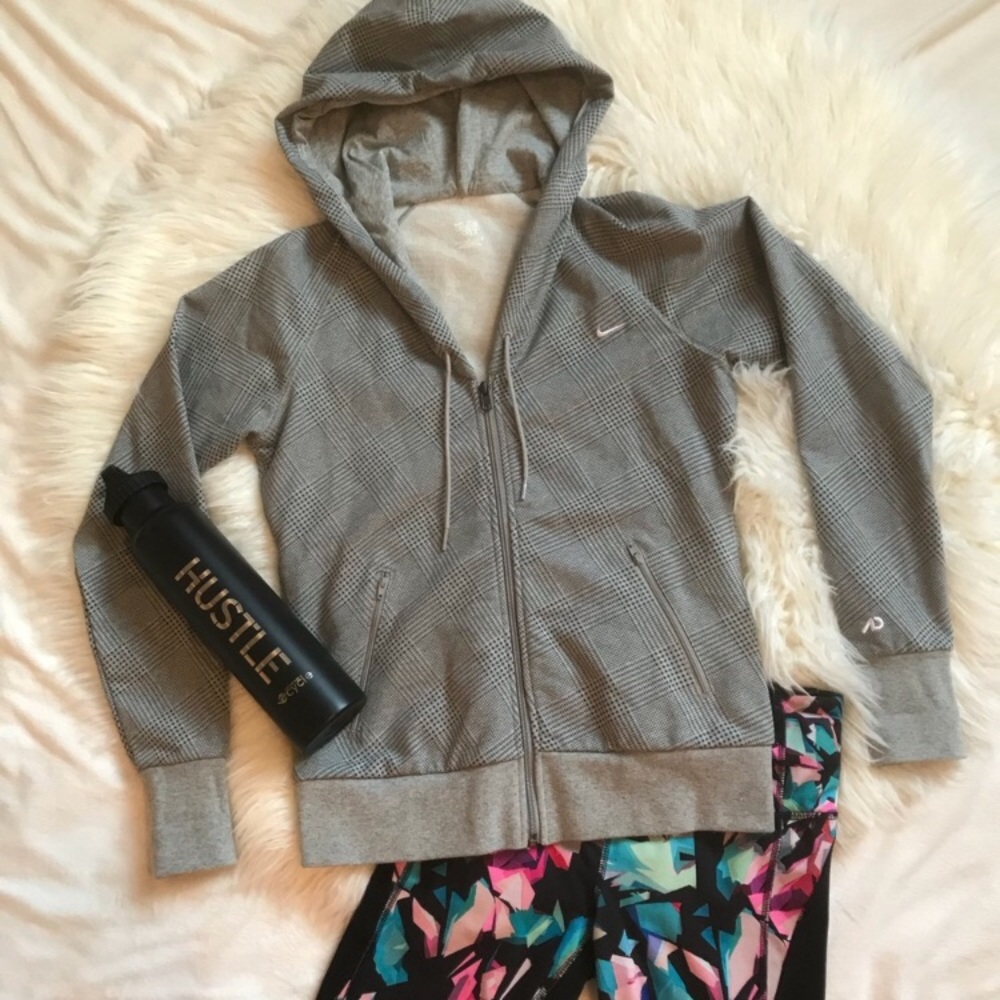 SALE 🎉Nike zip up hooded sweatshirt-EUC!🎉